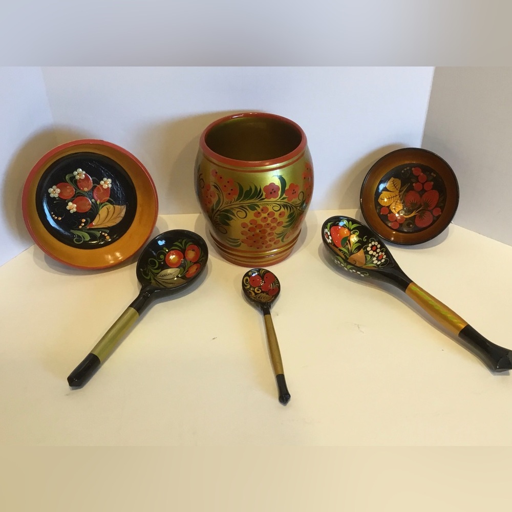 RUSSIAN USSR KHOKHLOMA LACQUER HAND PAINTED WOODEN 2 BOWLS 3 SPOONS 1 VASE.